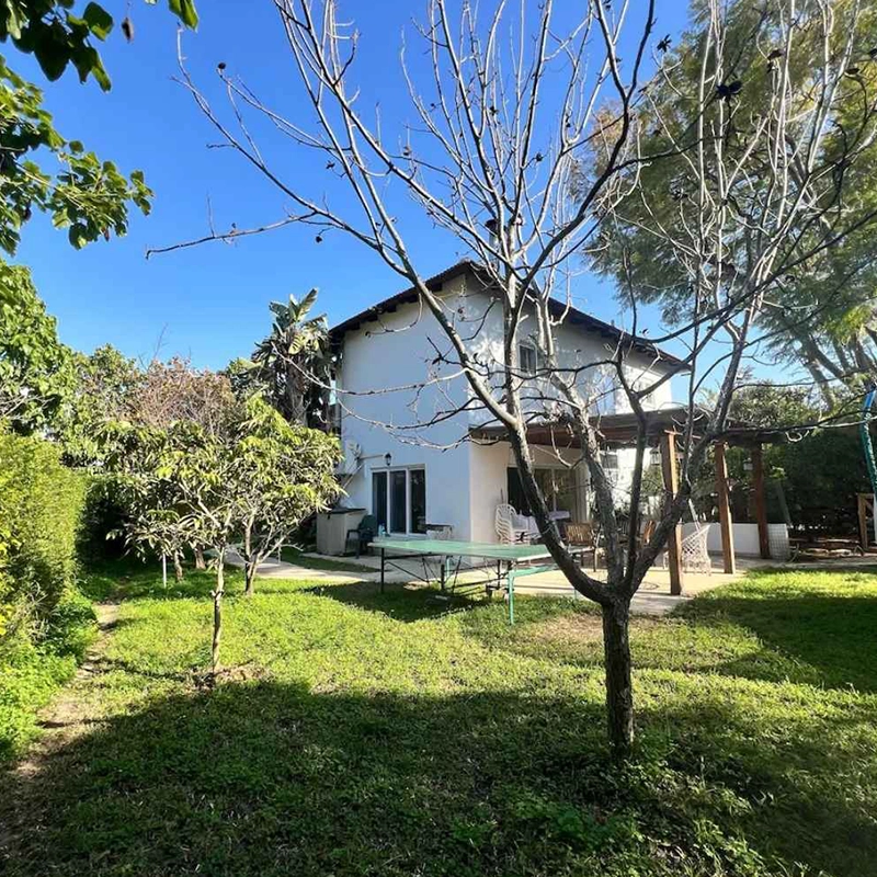 Customer picking up rental car in Kiryat Ekron with Car4Hire